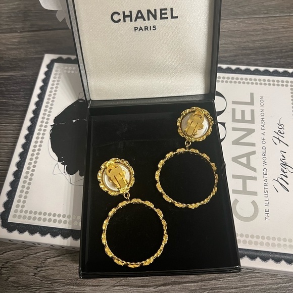 BEAUTIFUL Chanel Vintage XL Gold Pearl Hoop Clip On Earrings - Picture 8 of 13